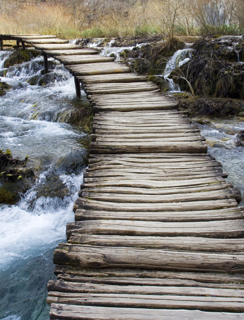 Holzbrücke über Wilswasser: Schritt für Schritt in Dein wahrhaftiges Leben