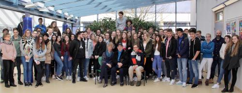 Schülerinnen und Schüler der Klassen 10 mit Yosef Aron Schülerinnen und Schüler der Klassen 10 mit Yosef Aron