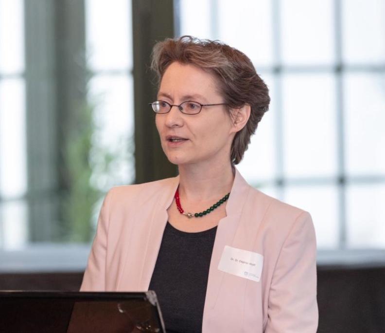 Dr. Dr. Dagmar Wolff beim Vortrag für mArts 