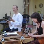 Praxisjubiläum in Mannheim am 07.07.2013 Kwa Moyo, mit Jan-Philipp Tödte (Shaker, Bass, Schellenkranz) und Ate Damm (Kalimba und Gesang)