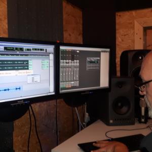 Robert bastelt an Micha's Gitarre rum...