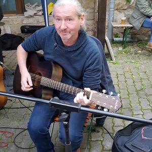 Micha mit seinem neuen Deltabluesbrett...