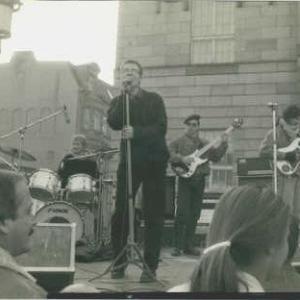 19.11.1989...Partisan vor dem Nationaltheater Weimar
