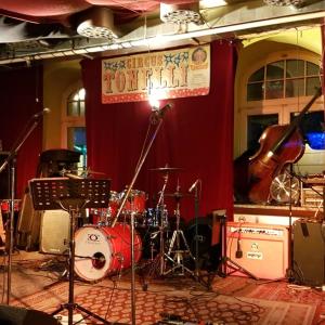 schöne Bühne, fast wie im Wohnzimmer...