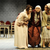 Als Don Magnifico in Rossinis "La Cenerentola", Theater Erfurt 2013 - Cenerentola: Mireille Lebel, Tisbe: Katja Bildt, Clorinda: Julia Neumann - Foto: Lutz Edelhoff