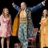 Als Geronimo in Cimarosas "Il matrimonio segreto", HfM Detmold 2011 - Carolina: Myriam Anna Dewald, Fidalma: Julia Spies - Foto: Markus Schmidt