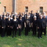 Vor der Petruskirche Petershagen