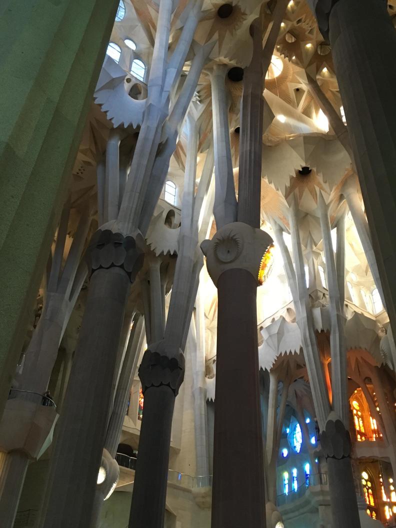Innenraum der Sagrada Familia in Barcelona Innenraum der Sagrada Familia in Barcelona