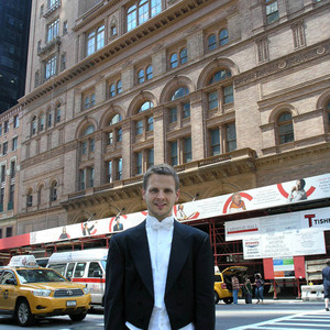 Simon Reitmaier vor der Carnegie Hall New York