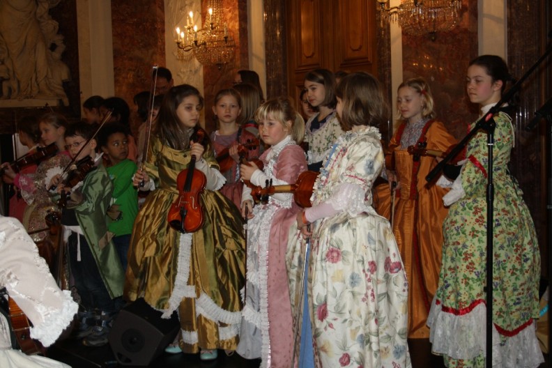 Kinder der Suzuki Schule Mannheim und Musikschulen Mannheim und Grünstadt treffen sich im prächtigen Rittersaal des Mannheimer Schlosses für ein kleines Konzert der Menuette. In Barockkostümen natürlich!