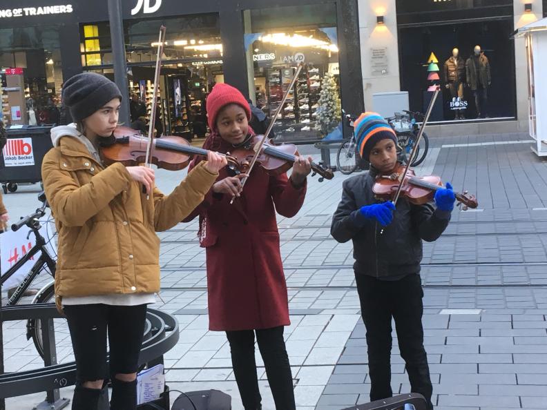 wie kalt  - geht doch mit Handschuhen!