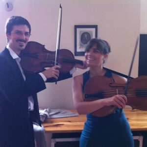 Dávid und Franciska probieren französische Geigeninstrumente aus