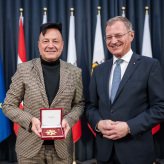 Verleihung des Goldenen Ehrenzeichen des Landes Oberösterreich durch LH Dr. Thomas Stelzer (Bild: Land Oberösterreich)