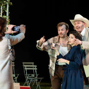 Als Figaro in "Le nozze di Figaro" mit Amelia Scicolone (Susanna) und Thomas Jesatko (Bartolo) - Foto: Christian Kleiner