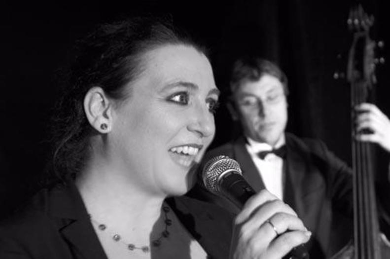 Gabi Kinsky singt Hildegard Knef – Markus Lechner im Hintergrund