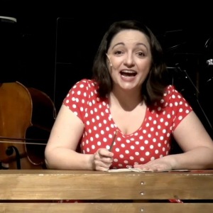 Miriam Sabba singing as Anne Frank on stage ⓒ Photo: Landesbühnen Sachsen