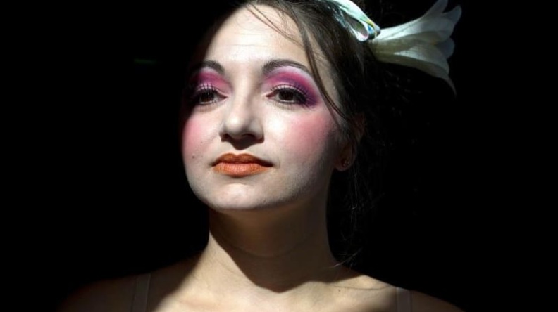 Miriam Sabba posiert als Susanna aus "Figaros Hochzeit". Foto: S. Kahnert