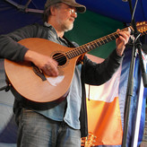 Dieses Instrument läßt einen charakteristischen, leicht schwebenden Sound erklingen: die Bouzouki