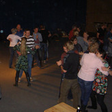 Schnell springt der Funke über, und Gäste wie Insulaner tanzen gruppen-und paarweise miteinander