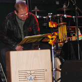 Sebastian spielt Cajon (!)
