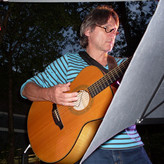 Ottmar Nagel beobachtet das Treiben auf der Tanzfläche und unterstützt bereits die ersten Schritte mit der Akustikgitarre