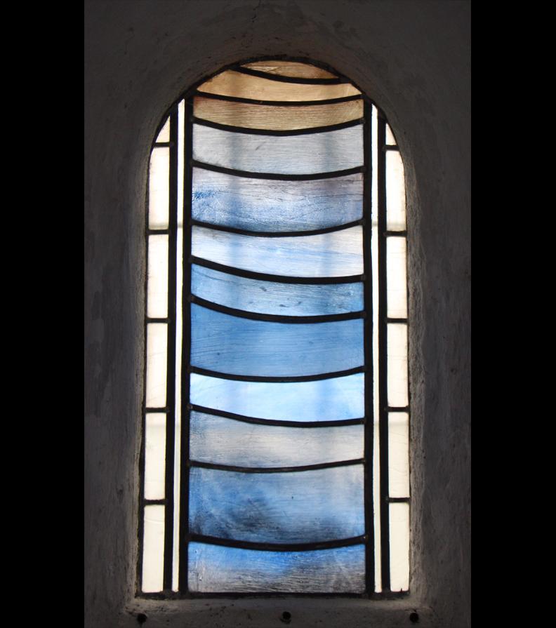 Fenster der Kirche Notre Dame in Lancharre (Burgund)