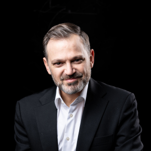 Portrait_2023_schwarzsitzend