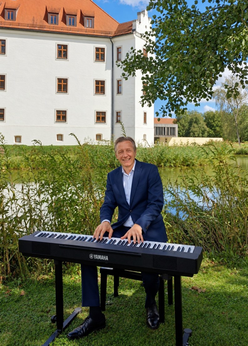 Mobiles Stage-Piano – Pianist Christian Kirschstein bei einer Trauung in Hohenkammer