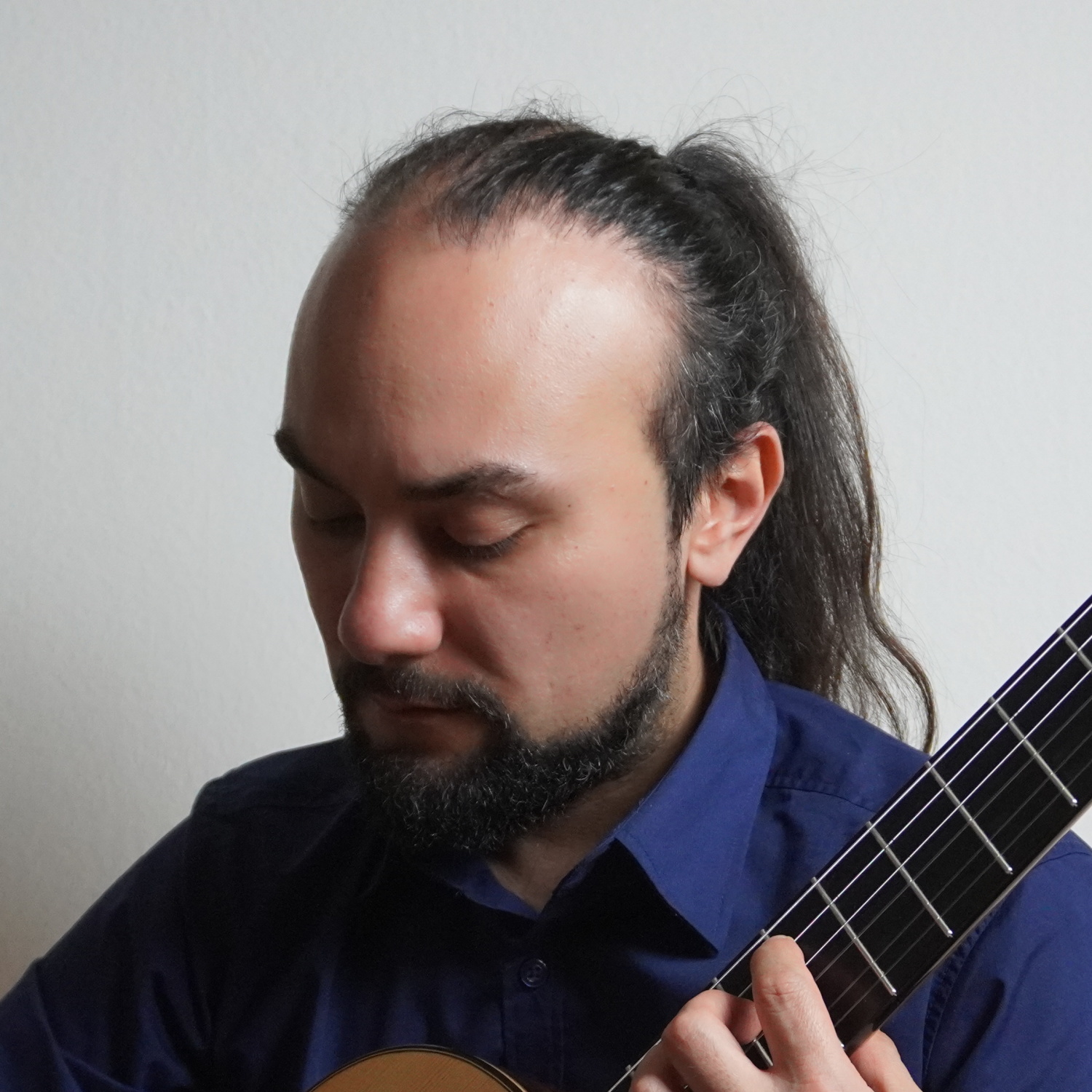 Luis Carillo, Gitarre