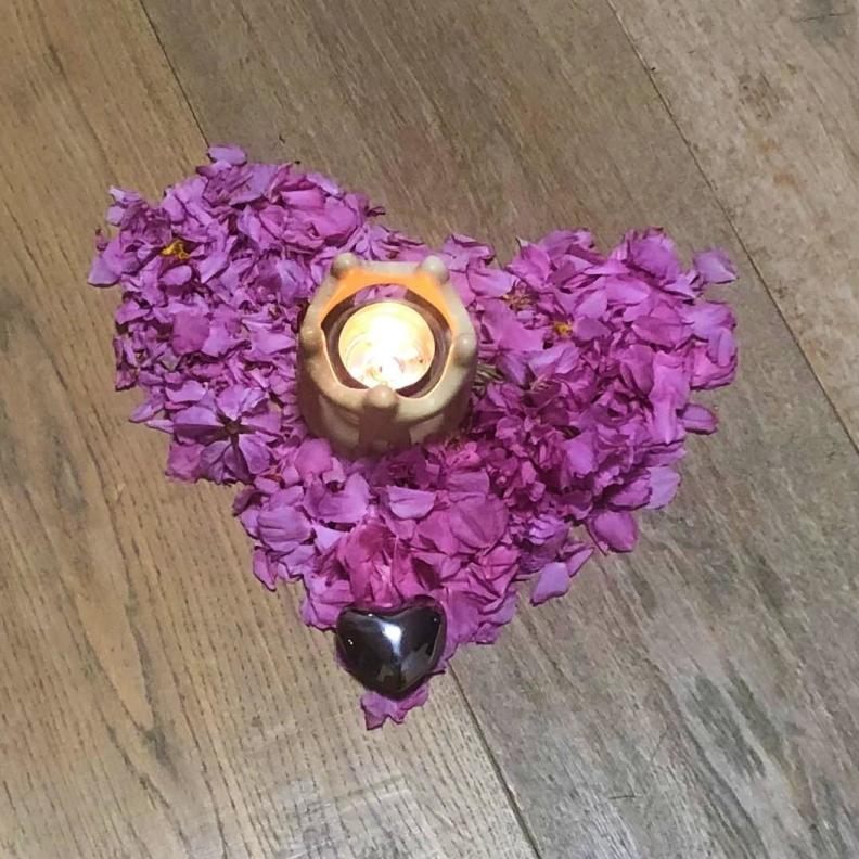 Blütenherz mit Kerzenlicht