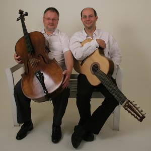 Das vielsaitige "Duo Plurachorda" mit Leonhard Brandstetter (Gitarre). Foto: Peter Ludwig Dahlhoff, Lehrte