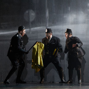 JONNY SPIELT AUF - Gärtnerplatztheater 2022 (also in the picture: David Špaňhel, Caspar Krieger) - © Christian POGO Zach