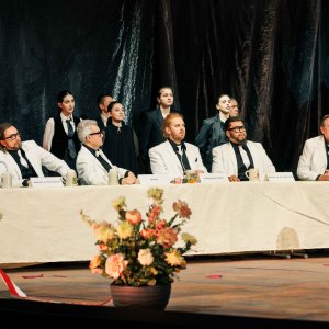 TANNHÄUSER - Badisches Staatstheater Karlsruhe 2024 (mit im Bild: Michael Weinius, Ks. Armin Kolarczyk, Ralf Lukas, Nutthaporn Thammathi, Ks. Klaus Schneider und Statisterie) - © Felix Grünschloß