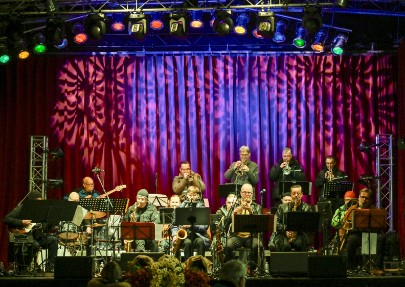 2024 | THE DESERT JAZZ ORCHESTRA | CHRYSANTHEMA LAHR | COPYRIGHT ENDRIK BAUBLIES 2024 | THE DESERT JAZZ ORCHESTRA | CHRYSANTHEMA LAHR | COPYRIGHT ENDRIK BAUBLIES