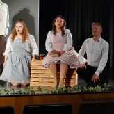 Opera Semplice - G. Donizetti: "L' elisir d' amore" - v.l.: Isabella Pany (Giannetta), Maria Anelli (Adina), Mathieu Lanniel (Belcore)