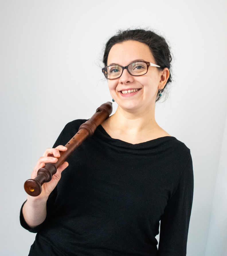 Kathrin Härtel mit Altblockflöte auf der rechten Schulter. Foto: Kristin Härtel