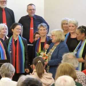 Pastorin Angelika Grob mit Rainbow Gospel Singers